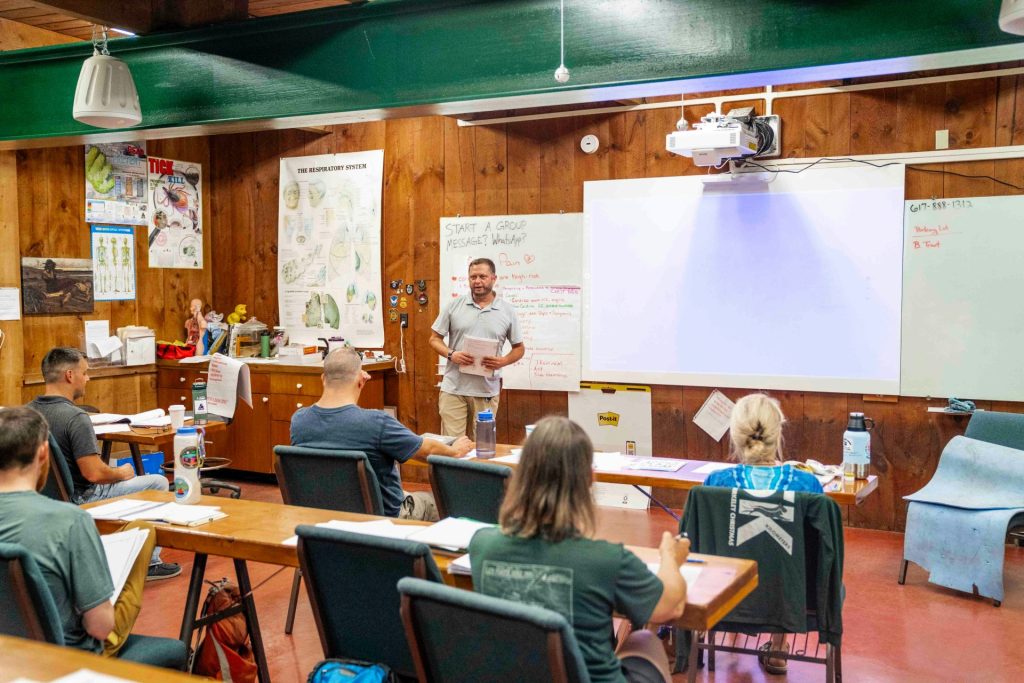 L'enseignant fait une présentation aux élèves dans une salle de classe